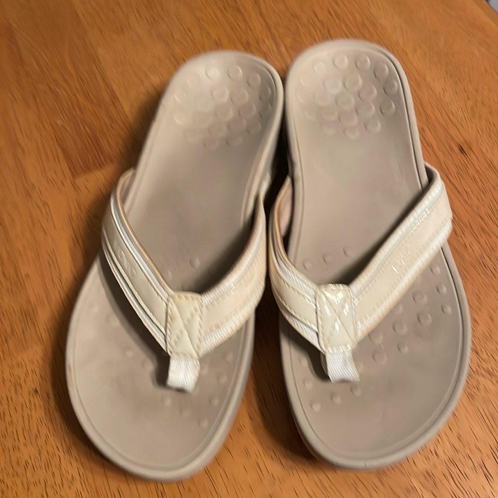 Vionic classic off white wedge flip flops